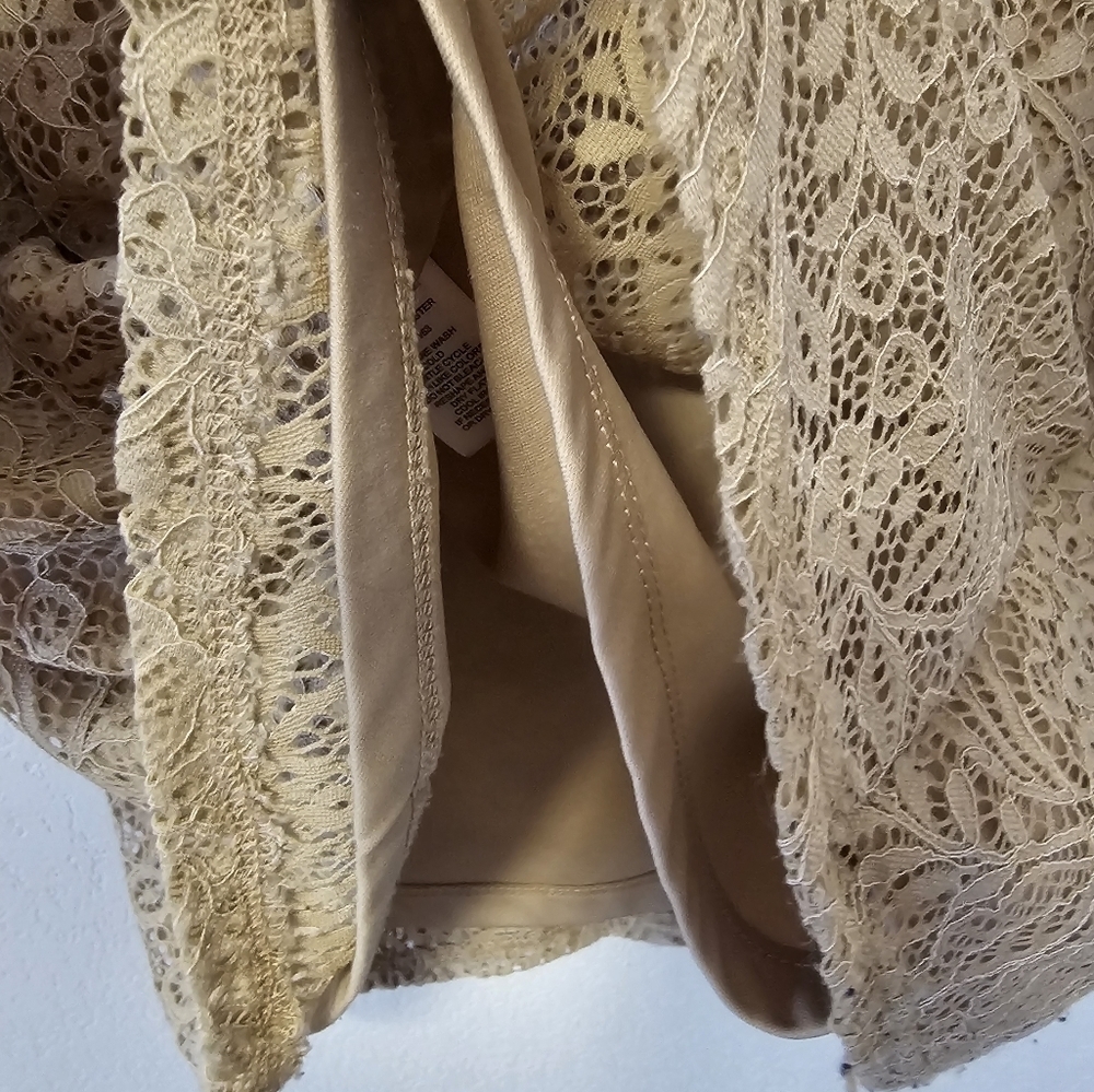 Cable & Gauge Nude Color Lace Top with Cap Sleeve Women's Size Medium - Picture 8 of 9